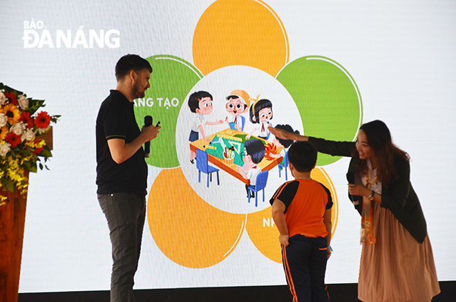 Đại diện tổ chức VVOB tại Việt Nam giới thiệu dự án iPlay cho học sinh tại Trường tiểu học Ông Ích Đường (quận Cẩm Lệ). Ảnh: NGỌC PHÚ