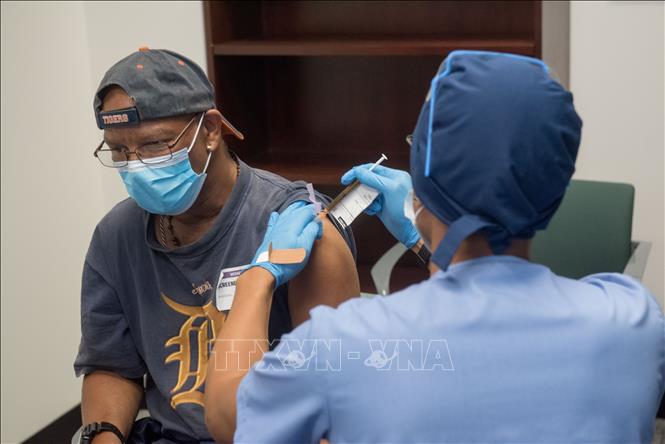 Nhân viên y tế tiêm thử nghiệm vaccine ngừa COVID-19 của Moderna cho tình nguyện viên tại Detroit, Michigan, Mỹ, ngày 5-8-2020. Ảnh: AFP/TTXVN