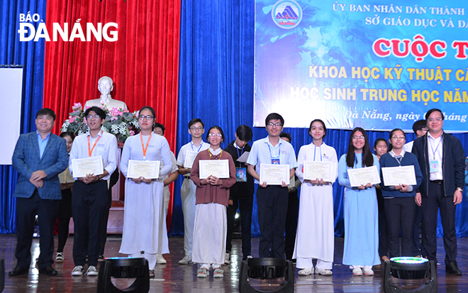 Ban tổ chức cuộc thi trao 4 giải đặc biệt cho 4 dự án, đồng thời sẽ cử đi tham gia dự thi cấp quốc gia vào tháng 3-2021 tại tỉnh Thừa Thiên Huế. Ảnh: NGỌC PHÚ