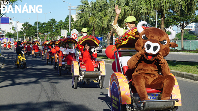 Hoạt động diễu hành Xích lô du lịch mở đầu cho các sự kiện của Lễ hội Đà Nẵng - Chào năm mới 2021. Ảnh: THU HÀ.