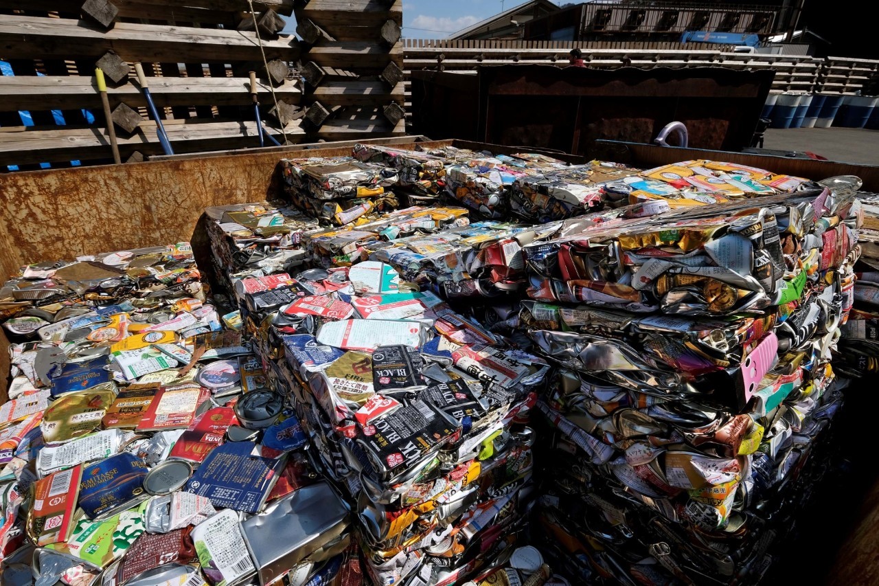Vỏ hộp nhôm được cán mỏng đóng khối tại một trung tâm xử lý rác ở thị trấn Kamikatsu, tỉnh Tokushima, Nhật Bản. Ảnh: AP