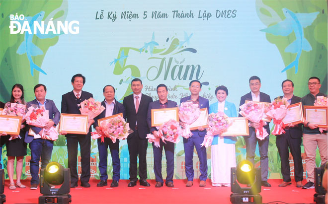 on behalf of the city authorities, municipal People's Committee Vice Chairman Ho Ky Minh awarding certificates of merit to individuals in recognition of their dedication  to the city’s innovative startup ecosystem progress.