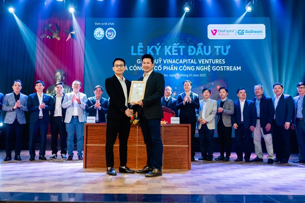 At the signing ceremony in Nghe An province on January 15 of a deal that enables multi-platform livestream broadcaster for social sellers GoStream to secure a 7-digit funding from VinaCapital Ventures. (Photo courtesy of GoStream).