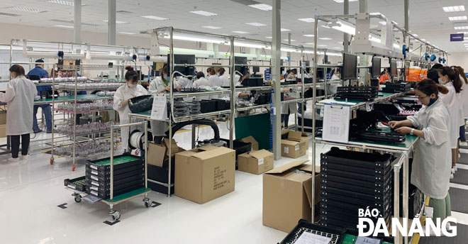 Production and business activities of domestic and FDI enterprises operating in industrial zones has contributed significantly to the Da Nang socio-economic development. Workers are seen working diligently at Key Tronic Vietnam Co., Ltd. in the Lien Chieu District-based Expanded Hoa Khanh Industrial Park.
