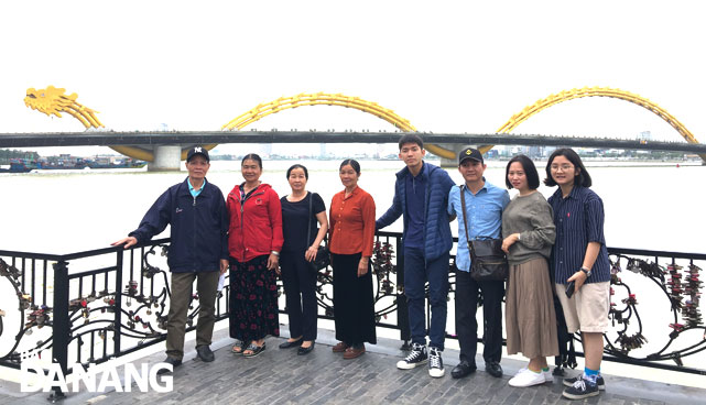 Du khách tham quan cầu Rồng và cầu Tình yêu trong tour miễn phí “Da Nang thank you” của Công ty CP Du lịch Danasea. 				                   Ảnh: THU HÀ