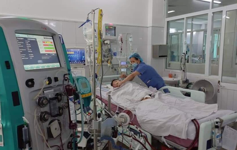 Chị Trần Thị Phượng đang được các y, bác sĩ Khoa Hồi sức tích cực - Chống độc, Bệnh viện Đà Nẵng tận tình chăm sóc (ảnh do gia đình bệnh nhân cung cấp).