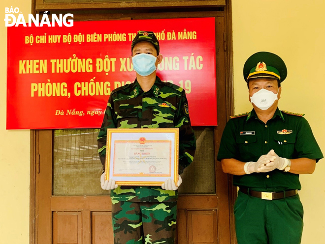 Trao Bằng khen của Bộ Tư lệnh Bộ đội Biên phòng cho Thượng úy Nguyễn Thanh Bình vì hành động đẹp