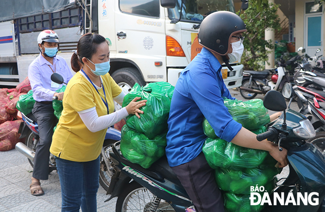 Lực lượng đoàn viên thanh niên phường An Hải Bắc (quận Sơn Trà) hỗ trợ phân bổ hàng hóa đến các tổ trên địa bàn phường trong chiều 16-8. Ảnh: VĂN HOÀNG