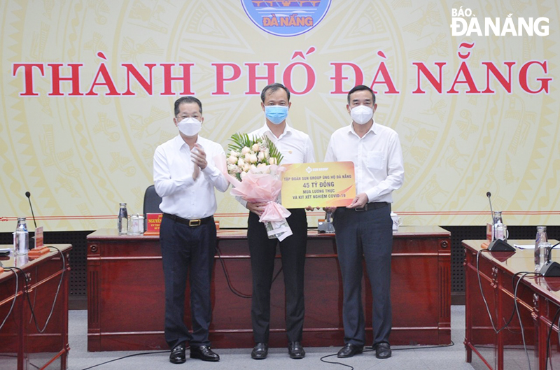 Bí thư Thành ủy Đà Nẵng Nguyễn Văn Quảng (ngoài cùng bên trái), Chủ tịch UBND thành phố Lê Trung Chinh (ngoài cùng bên phải) đại diện tiếp nhận hỗ trợ của Tập đoàn Sun Group. Ảnh: LÊ HÙNG.
