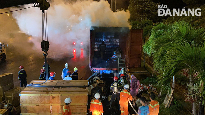Dập tắt đám cháy trên xe chở hàng vào cửa hầm đường bộ Hải Vân