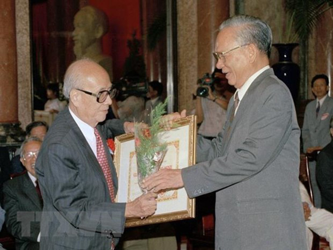 Chủ tịch nước Nguyễn Xuân Phúc tưởng niệm Giáo sư Vũ Khiêu