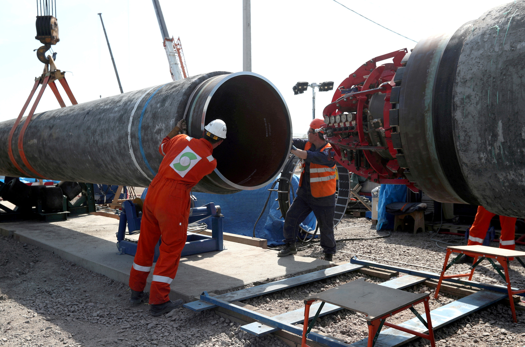 Công nhân làm việc tại đoạn ống dẫn thuộc dự án Dòng chảy phương Bắc 2 (Nord Stream 2) thuộc thành phố Kingisepp, Nga. Ảnh: Reuters