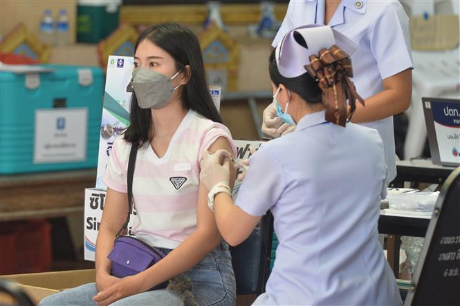 Nhân viên y tế tiêm vaccine ngừa COVID-19 cho người dân ở Bangkok, Thái Lan, ngày 8/10/2021. Ảnh: THX/TTXVN