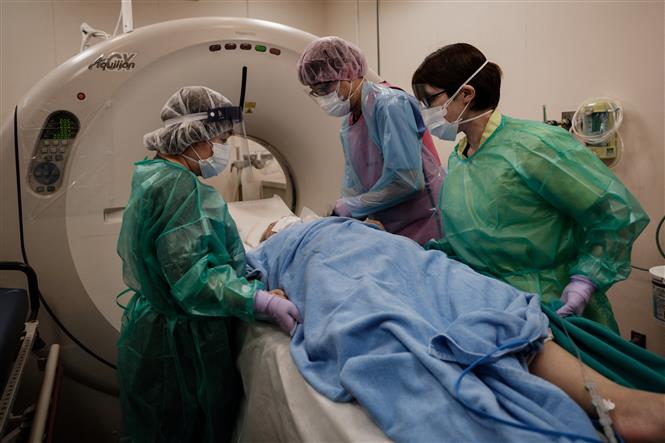 Điều trị cho bệnh nhân nhiễm COVID-19 tại bệnh viện ở Yokohama, Nhật Bản. Ảnh: AFP/TTXVN