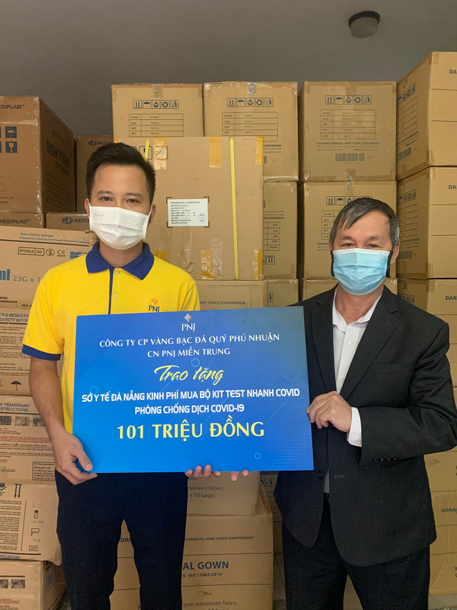 Đại diện PNJ trao tặng bộ kit test nhanh Covid -19 tại Trung tâm Kiểm soát bệnh tật thành phố, 315 Phan Châu Trinh.