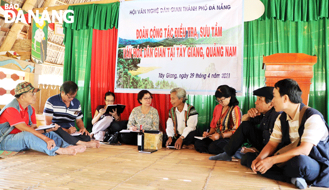 Hội Văn nghệ dân gian thành phố làm việc với đồng bào dân tộc Cơ tu tại huyện Tây Giang, tỉnh Quảng Nam trong chuyến đi điền dã vào tháng 4-2021. Ảnh: P.V