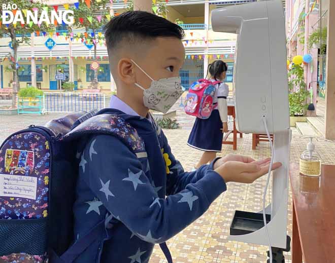 Học sinh Trường Tiểu học Ngô Mây (quận Sơn Trà) đo thân nhiệt tự động.