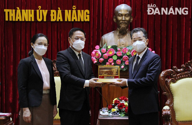 Bí thư Thành ủy Nguyễn Văn Quảng (bên phải) tặng quà lưu niệm cho Tổng Lãnh sự Lào tại Đà Nẵng Viengxay Phommachanh. Ảnh: L.P