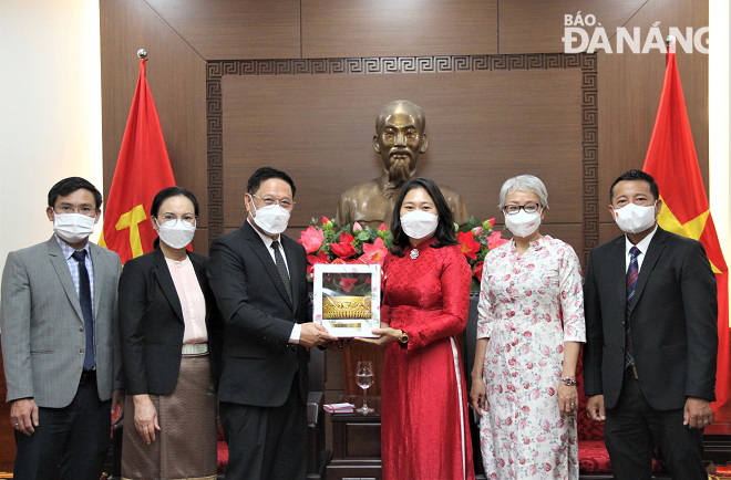 Phó Chủ tịch HĐND thành phố Cao Thị Huyền Trân () cùng lãnh đạo sở, ngành chụp ảnh kỷ niệm cùng Tổng Lãnh sự Lào tại Đà Nẵng Viengxay Phommachanh. Ảnh: L.P