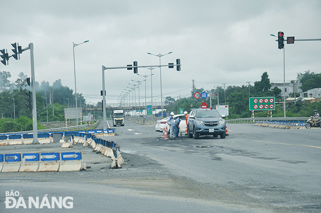 Lực lượng chức năng trong một lần sửa chữa hư hỏng cao tốc Đà Nẵng - Quảng Ngãi, đoạn nút giao Túy Loan. Ảnh: PHƯƠNG UYÊN 