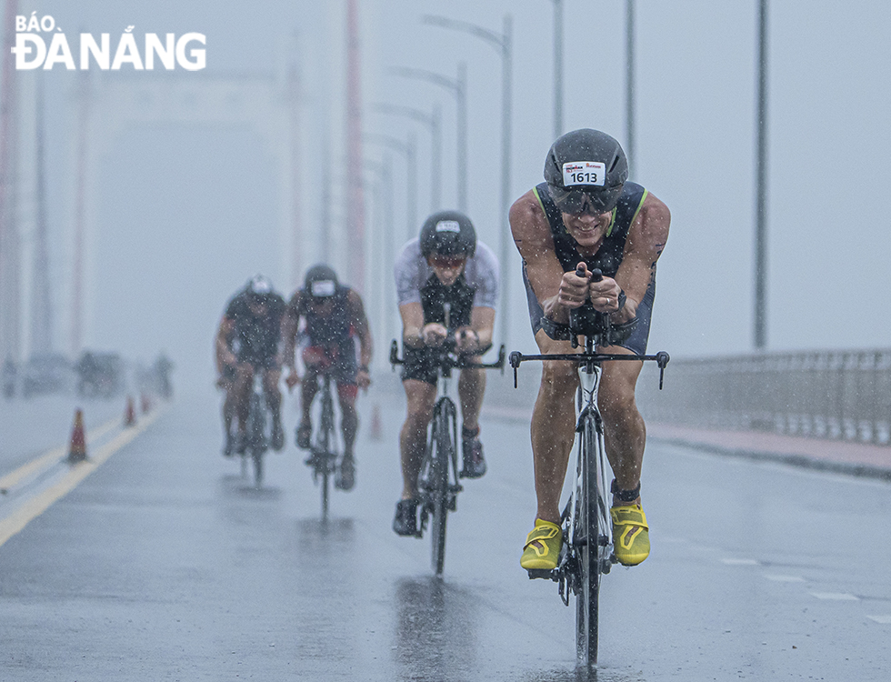 Các vận động viên tranh tài đạp xe trong thời tiết mưa lớn
