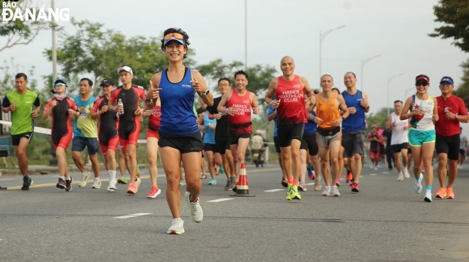 Các VĐV tham gia tranh tài tại nội dung chạy bộ 21,1km..