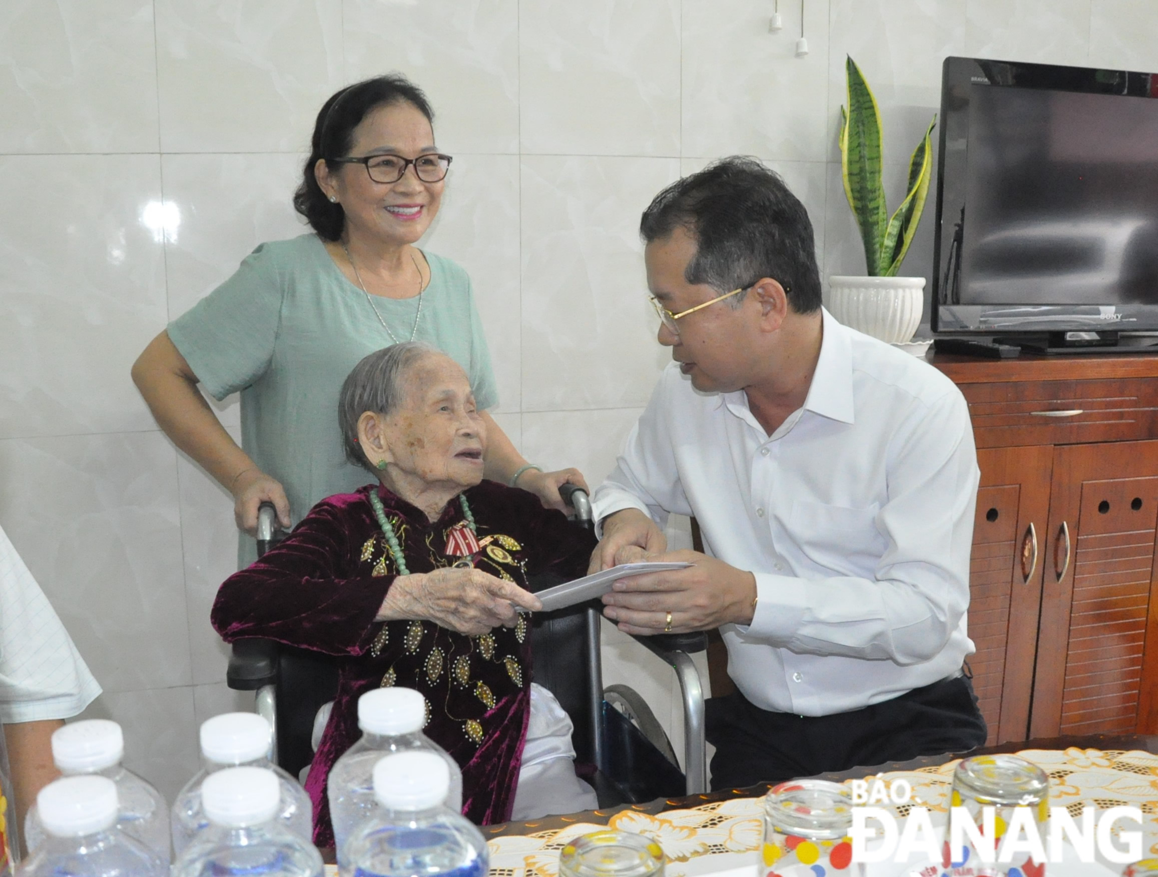 Bí thư Thành ủy Nguyễn Văn Quảng thăm, tặng quà người có công với cách mạng