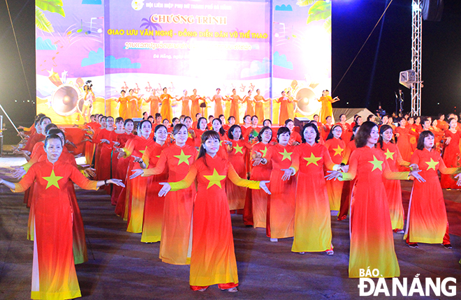 Hội viên phụ nữ thành phố Đà Nẵng đồng diễn dân vũ tại chương trình. Ảnh: HUỲNH TRANG
