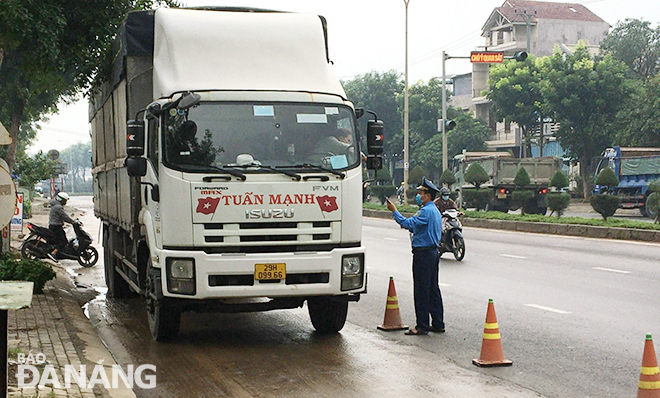 Các xe tải có dấu hiệu vượt tải trọng khi đi trên quốc lộ 14B đều được đưa vào cân ở Trạm cân trên tuyến đường Trường Sơn