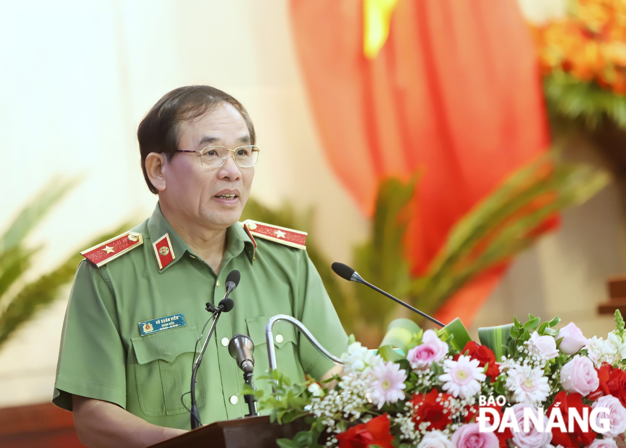 Thiếu tướng Vũ Xuân Viên, Giám đốc Công an thành phố trả lời chất vấn. Ảnh: NGỌC PHÚ