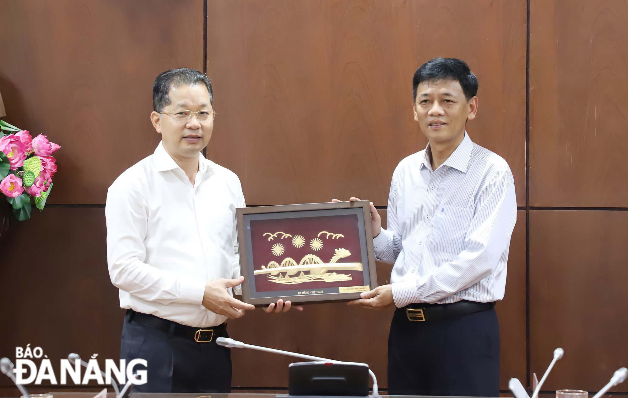 Bí thư Thành ủy Nguyễn Văn Quảng (bên trái) tặng quà lưu niệm cho Bí thư Tỉnh ủy Sóc Trăng Lâm Văn Mẫn. Ảnh: NGỌC PHÚ
