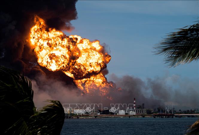 Ngày 5/8/2022, một bể chứa dầu thô trong khu công nghiệp gần thành phố Matanzas của Cuba đã bị sét đánh trúng gây cháy lớn. Ảnh: AFP/ TTXVN