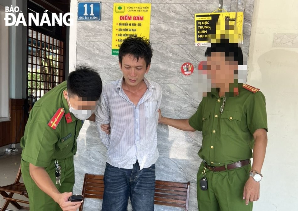 Công an phường Khuê Trung trấn áp, bắt giữ đối tượng Nguyễn Văn Tú. Ảnh: NGỌC QUỐC