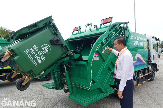 Tổng Công ty Cơ khí giao thông Sài Gòn (SAMCO) giới thiếu các cải tiến mới của phương tiện thu gom, vận chuyển rác đang được áp dụng tại thành phố Đà Nẵng. Ảnh: HOÀNG HIỆP