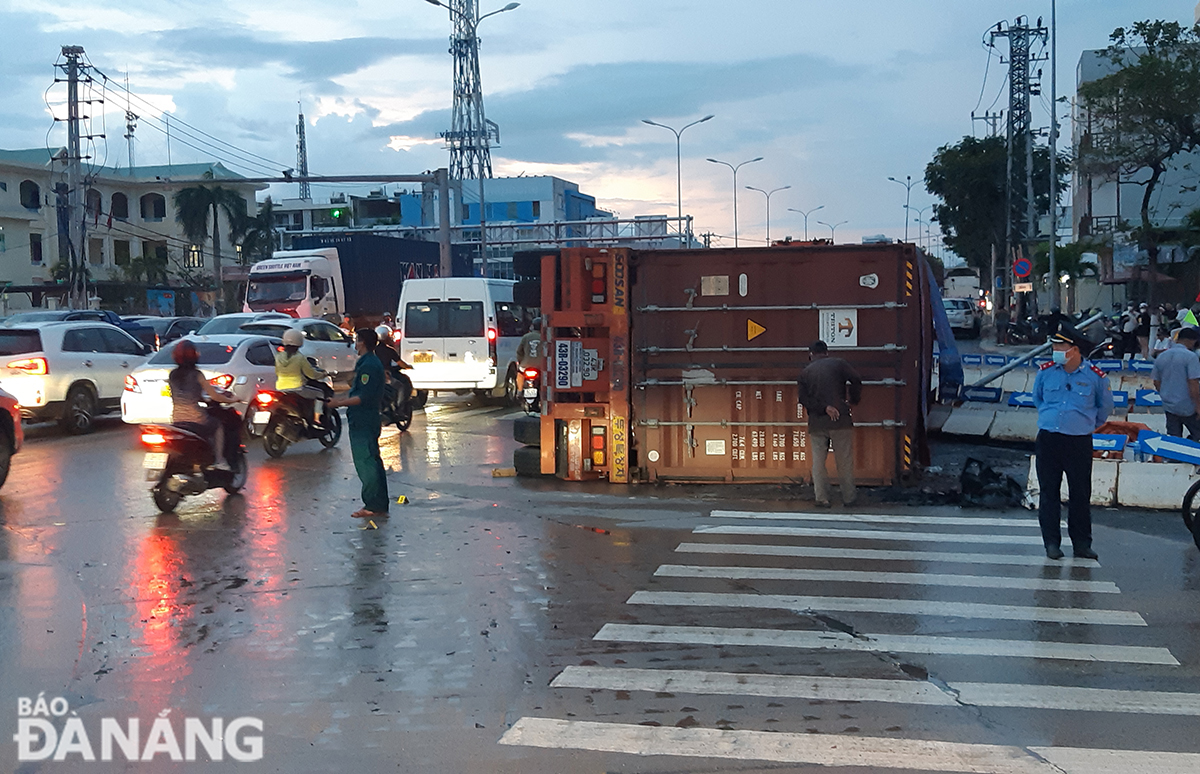 Xe đầu kéo lật nhào tại nút giao đầu cầu Tuyên Sơn