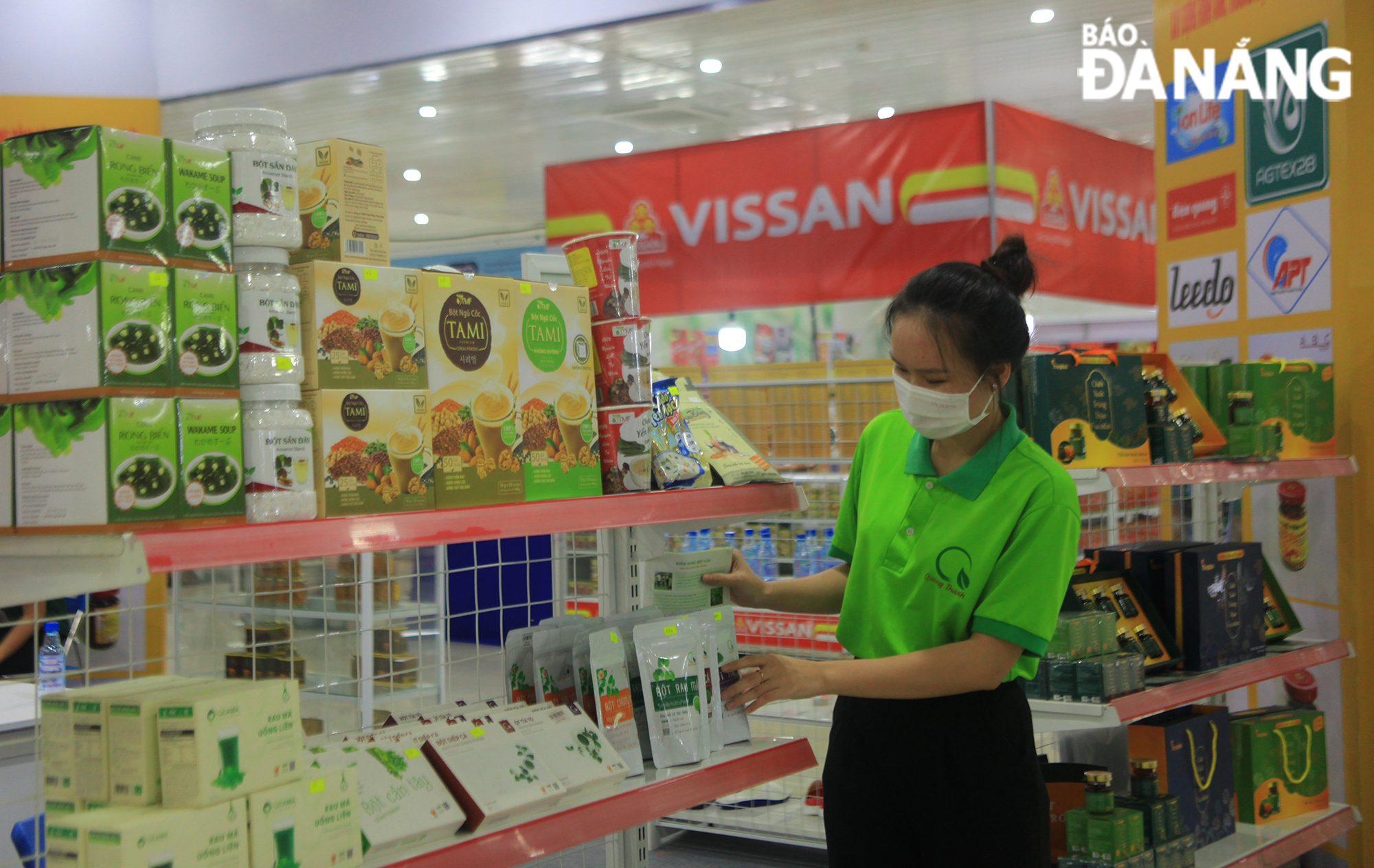 Hội chợ thu hút gần 150 gian hàng của hơn 120 đơn vị, doanh nghiệp đến từ thành phố Đà Nẵng và 17 tỉnh, thành phố trong cả nước tham gia. Ảnh: CHIẾN THẮNG