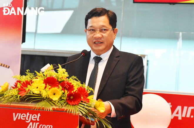 Phó Chủ tịch UBND thành phố Trần Phước Sơn phát biểu chúc mừng khai trương các đường bay mới và hy vọng các đường bay sẽ được khai thác hiệu quả và thành công. Ảnh: THU HÀ