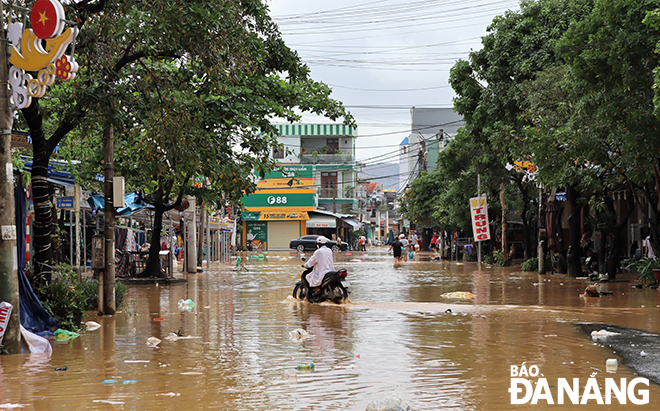 Trận mưa lịch sử đã làm ngập đường Quảng Xương đoạn qua khu phố chợ Túy Loan, xã Hòa Phong, huyện Hòa Vang (ảnh chụp lúc  11 giờ 30 ngày 15-10-2022). Ảnh: V.T.L