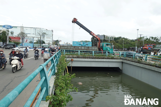 Hầm chui đường Điện Biên Phủ bị ngập sâu từ tối ngày 14 đến 15-10 và khắc phục trong thời gian lâu do có tác động từ nguồn nước ở sân bay Đà Nẵng chảy ra. Ảnh: HOÀNG HIỆP