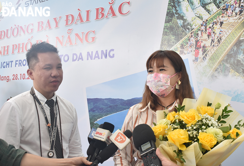 Chi Yang (phải), du khách trên chuyến bay đầu tiên đến Đà Nẵng hy vọng sẽ có thời gian trải nghiệm hết các điểm tham quan của thành phố. Ảnh: THU HÀ
