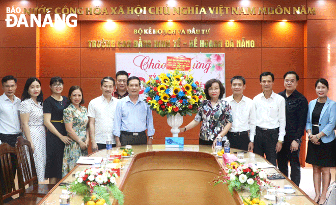 Lãnh đạo thành phố thăm, chúc mừng ngày Nhà giáo Việt Nam