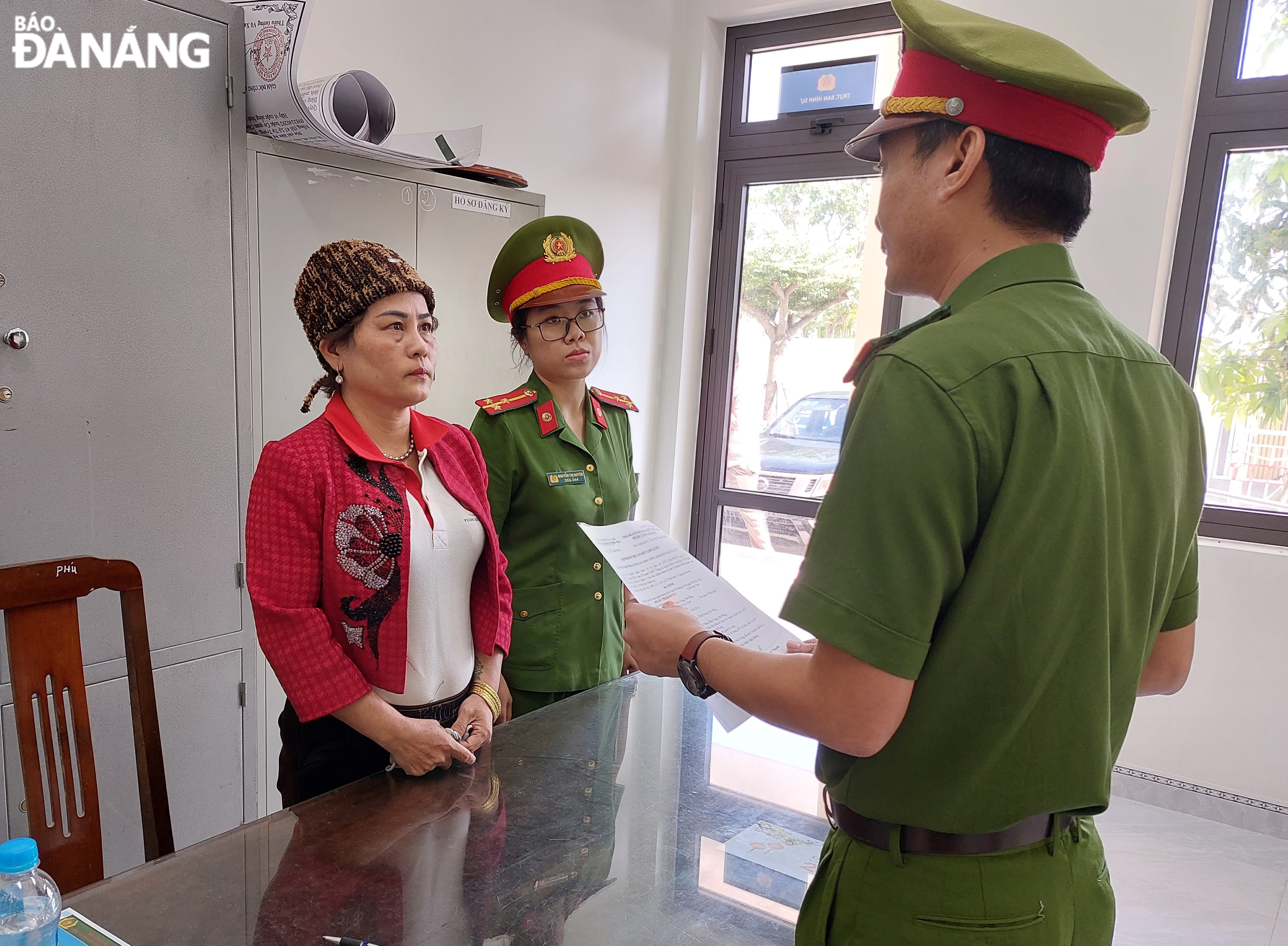 Cơ quan Cảnh sát điều tra Công an huyện Hòa Vang thực hiện lệnh bắt tạm giam đối tượng Phan Thị Kim Cúc (trái).