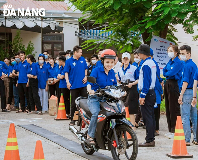 Tuổi trẻ Đà Nẵng tham gia khóa tập huấn về văn hóa khi tham gia giao thông. Ảnh: T.Y