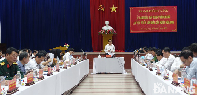 Quang cảnh buổi làm việc của Chủ tịch UBND thành phố Lê Trung Chinh với UBND huyện Hòa Vang. Ảnh: HOÀNG HIỆP
