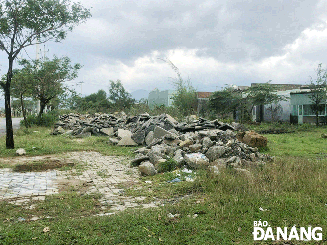 Dọc 2 bên đường Nguyễn Mậu Kiến bị đổ chi chít những đống xà bần, giá hạ gây ô nhiễm môi trường. Ảnh: N.PHƯƠNG