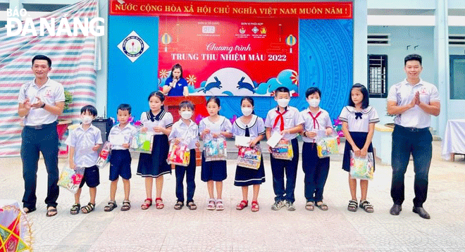 Chi đoàn Công ty TNHH MS Hải Đăng trao quà cho học sinh có hoàn cảnh khó khăn tại Trường Tiểu học số 2 Hòa Sơn (huyện Hòa Vang) vào tháng 9-2022. Ảnh: VĂN CƯỜNG