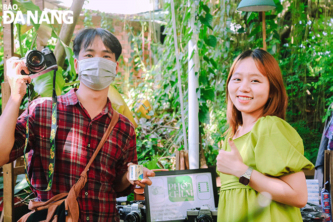 Chị Phan Thúy An (bên phải) kinh doanh máy ảnh phim để các bạn trẻ lưu giữ những khoảnh khắc chân thật. Ảnh: Nhân vật cung cấp