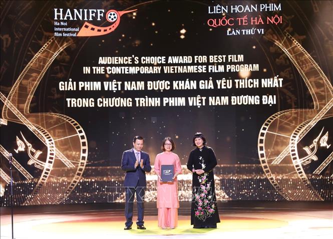 Giải Phim Việt Nam được khán giả yêu thích nhất trong chương trình phim Việt Nam đương đại được trao cho phim “Bố già”. Ảnh: Hoàng Hiếu/TTXVN