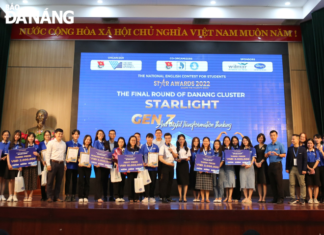 The organising committee awarding prizes to teams with excellent achievements at the Da Nang final round of the National English Contest for Vietnamese Students . Photo: N.Q