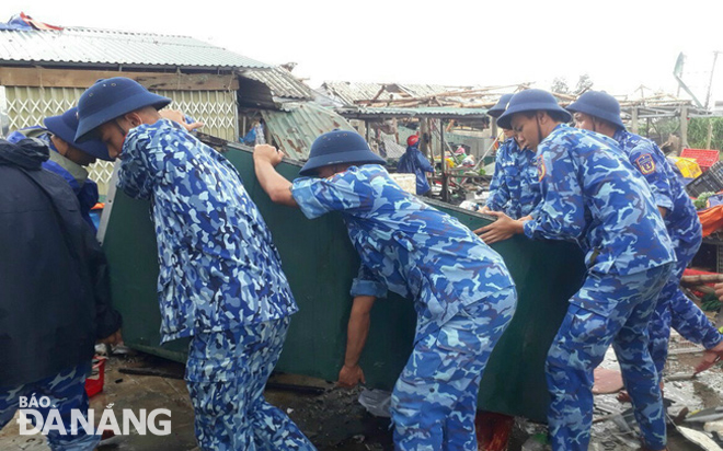 The Command of the Coast Guard Region 2 helping residents in Da Nang prepare for the storm No 4 